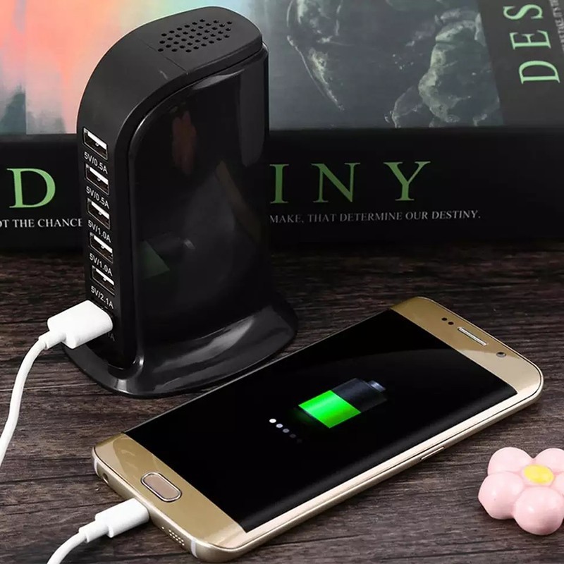 Fotocamera con stazione di ricarica USB accessibile da remoto